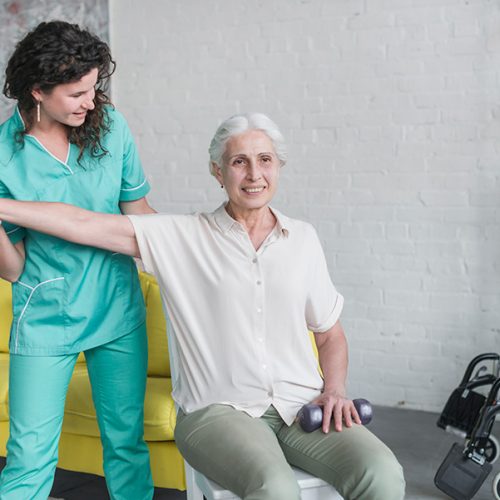 fisioterapeuta-trabalhando-com-paciente-idoso